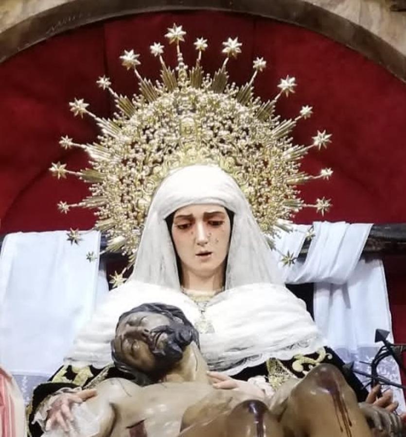 La Virgen, de luto, en el mes de noviembre