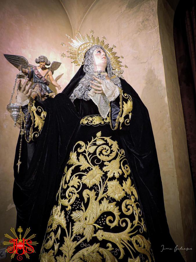 La Virgen, de luto, en el mes de noviembre