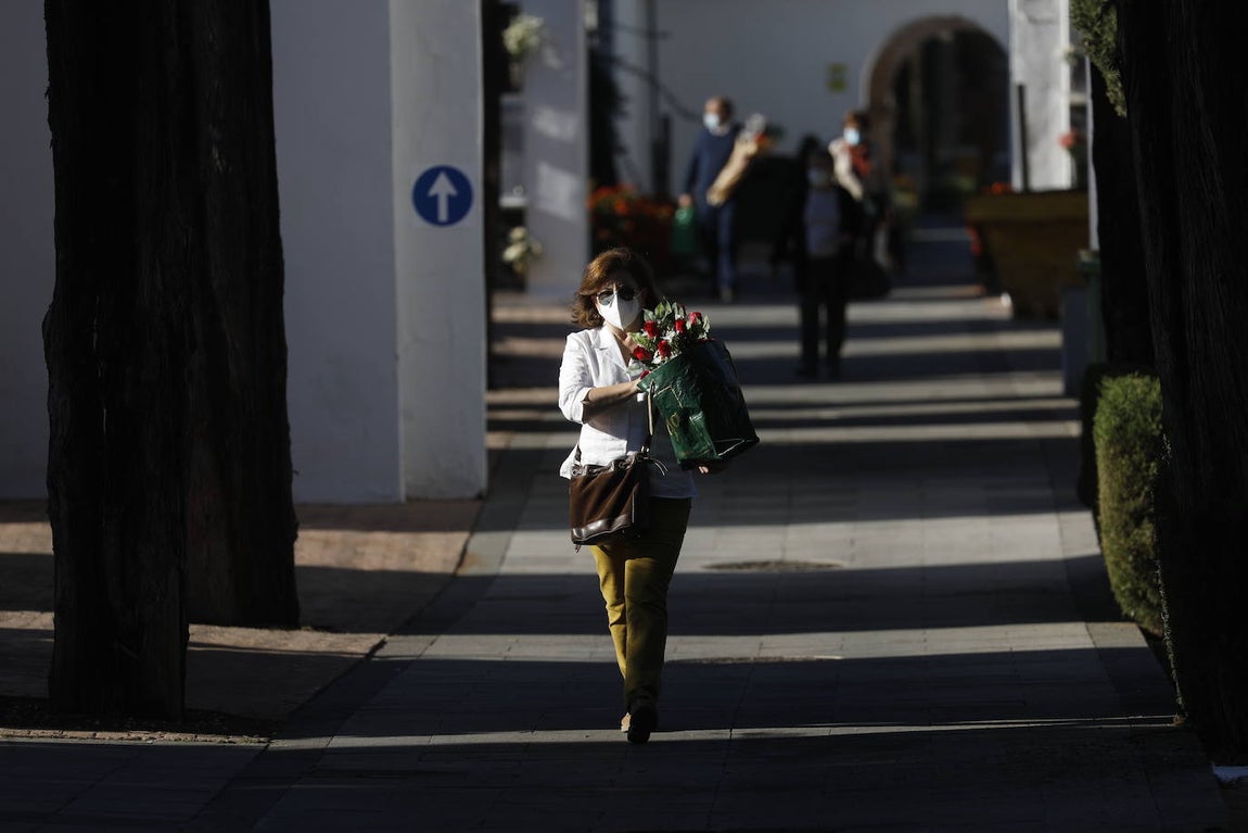 En imágenes, la visita a los cementerios el Día de Todos los Santos en Córdoba