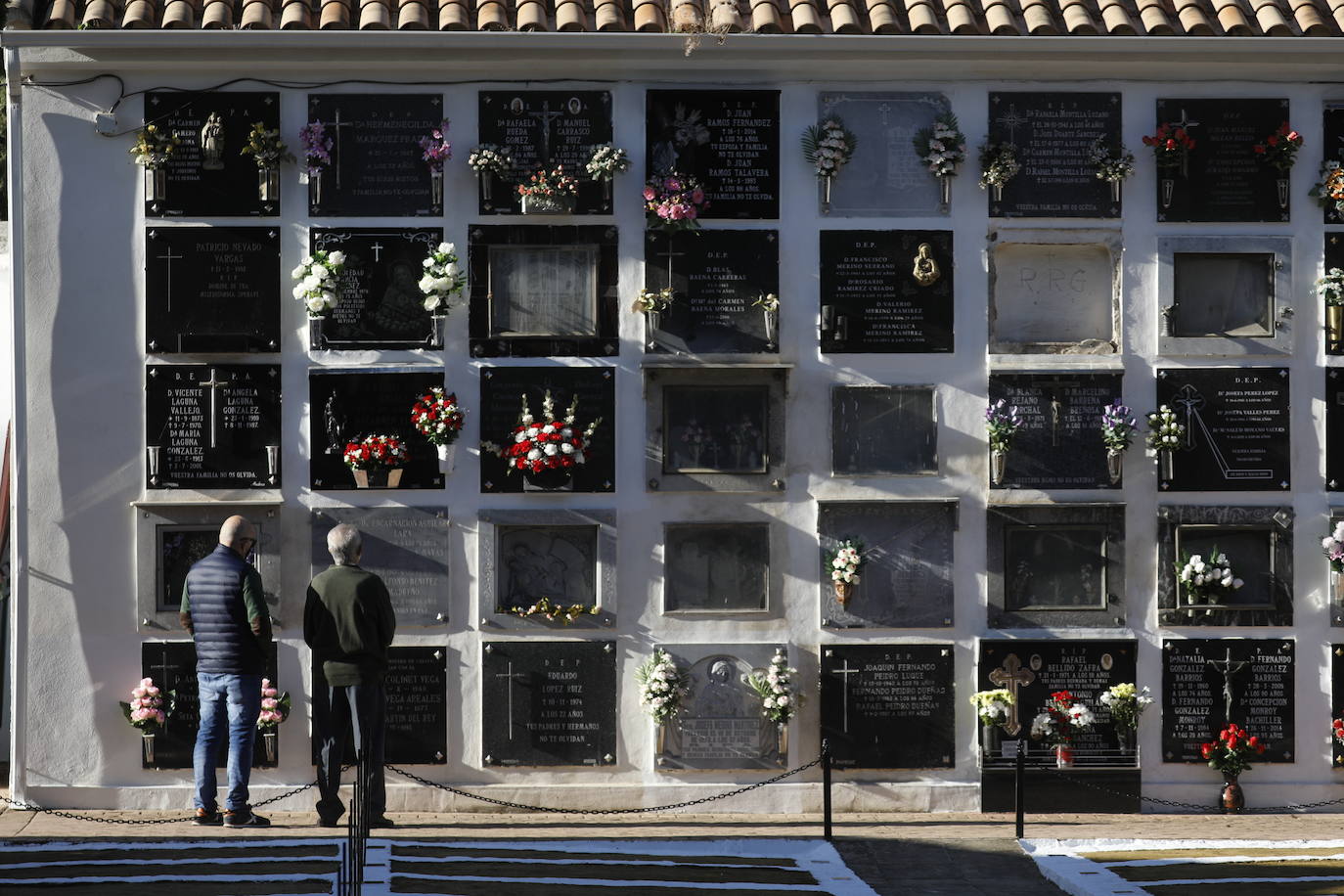 En imágenes, la visita a los cementerios el Día de Todos los Santos en Córdoba