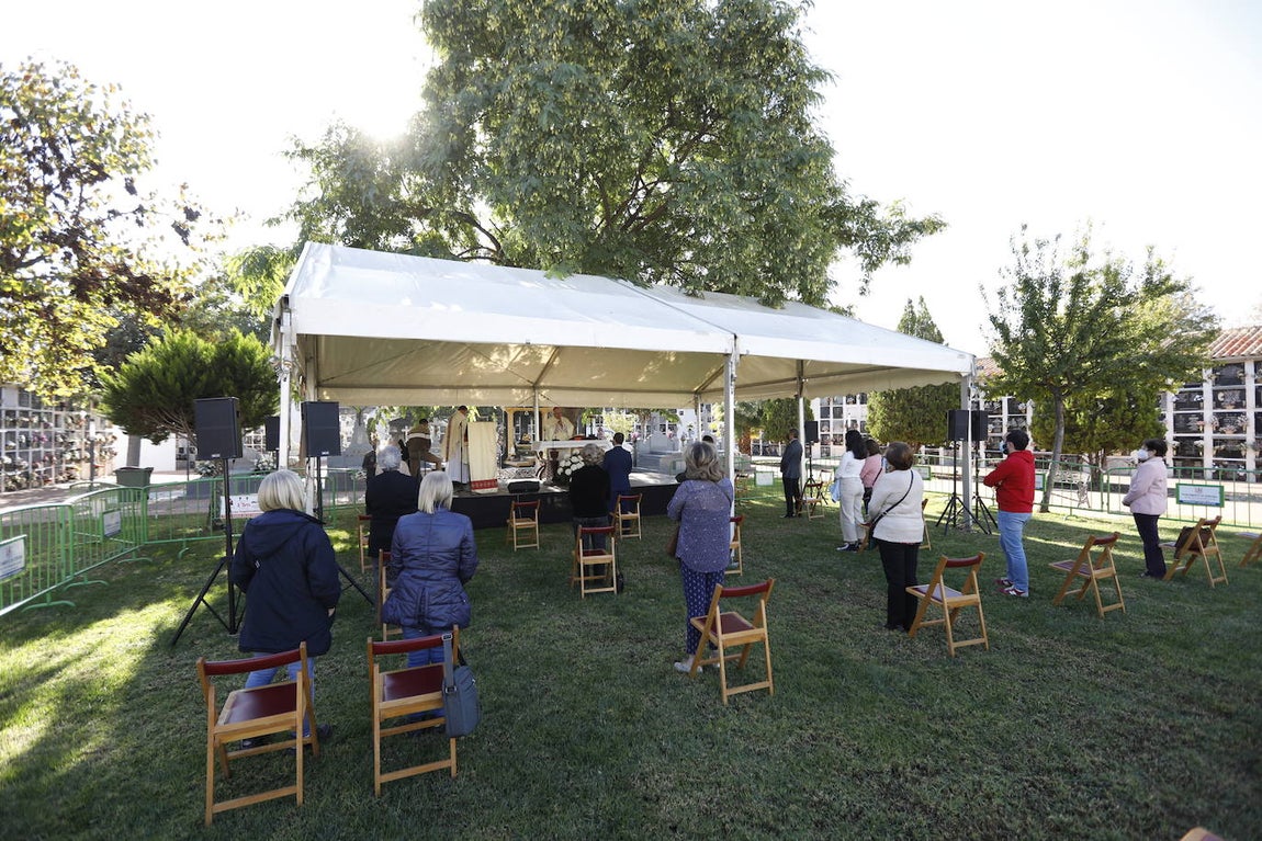 En imágenes, la visita a los cementerios el Día de Todos los Santos en Córdoba