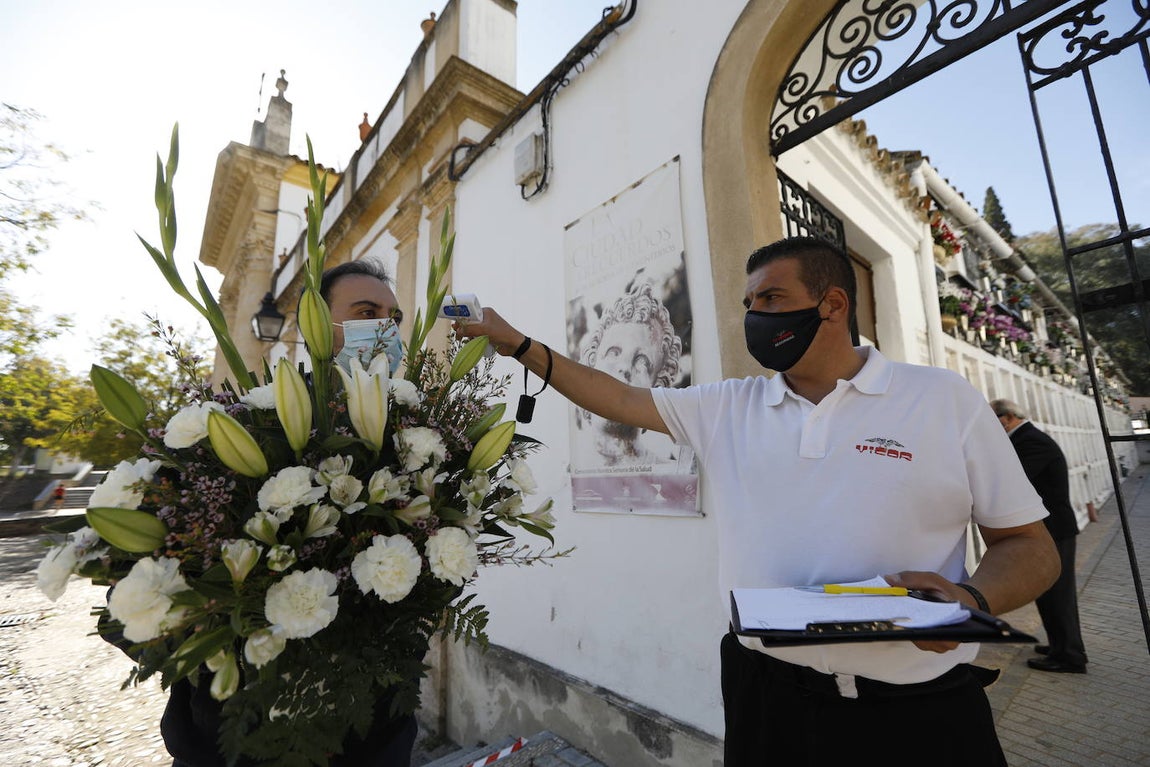 En imágenes, la visita a los cementerios el Día de Todos los Santos en Córdoba