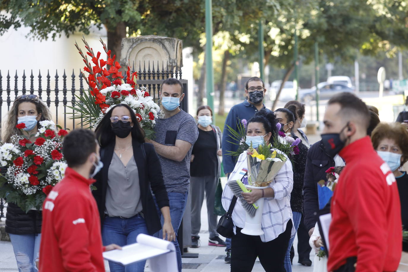 En imágenes, la visita a los cementerios el Día de Todos los Santos en Córdoba