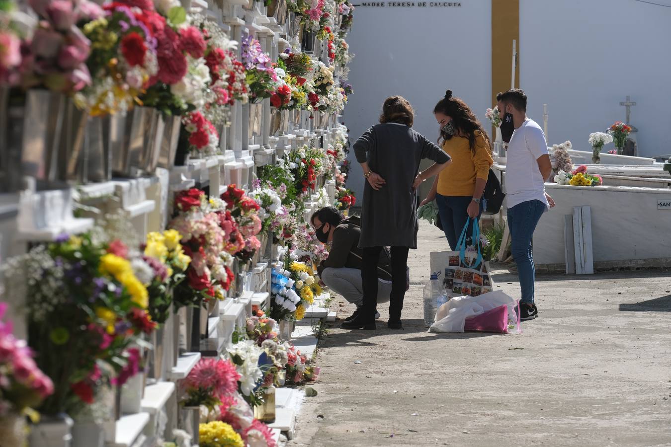 FOTOS: Tosantos, el recuerdo de los seres queridos en los cementerios de Cádiz