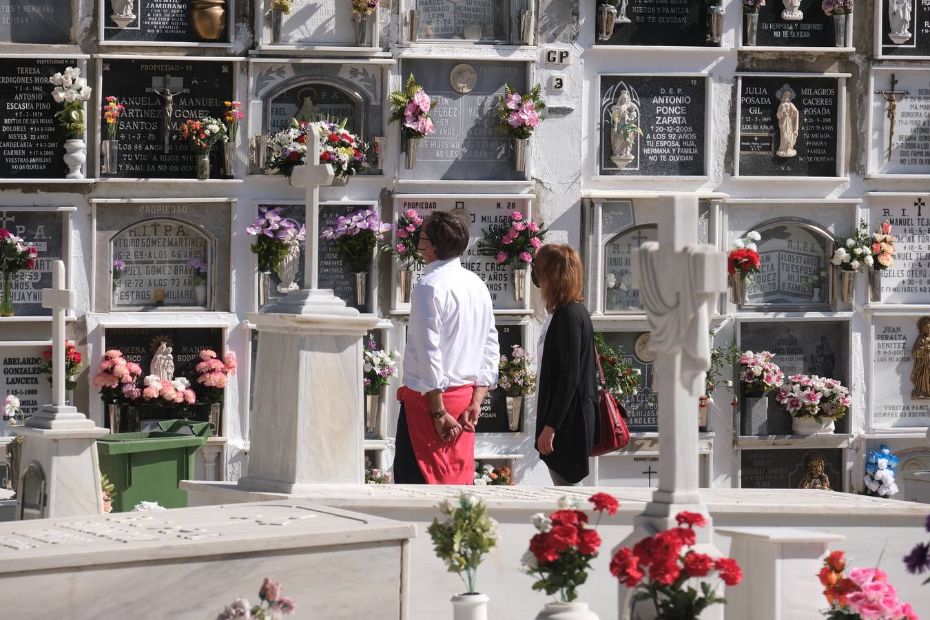 FOTOS: Tosantos, el recuerdo de los seres queridos en los cementerios de Cádiz