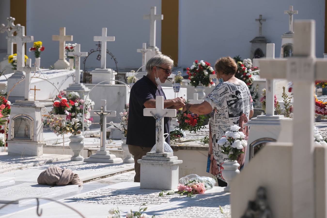 FOTOS: Tosantos, el recuerdo de los seres queridos en los cementerios de Cádiz