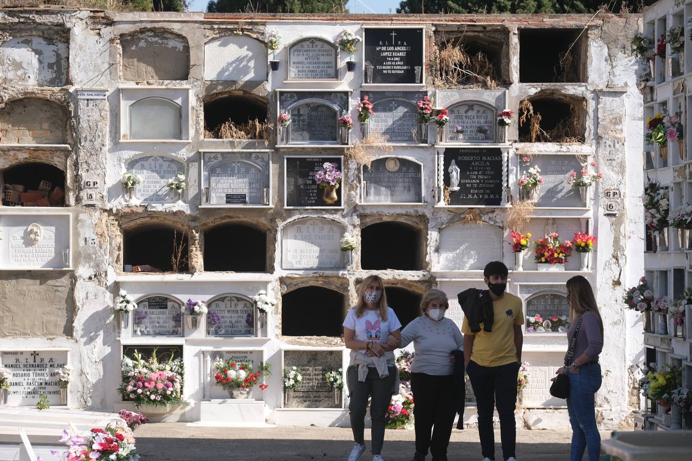 FOTOS: Tosantos, el recuerdo de los seres queridos en los cementerios de Cádiz