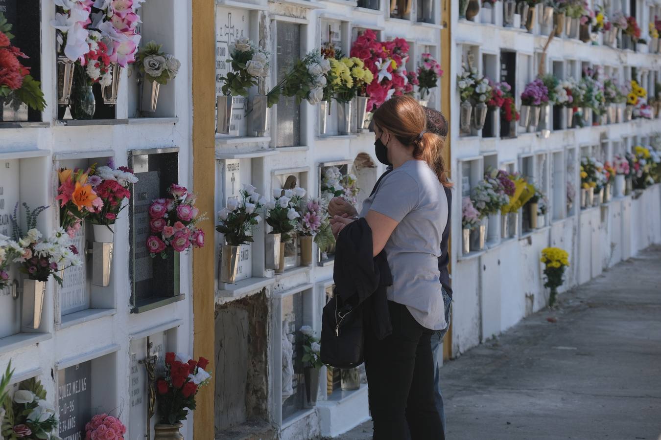 FOTOS: Tosantos, el recuerdo de los seres queridos en los cementerios de Cádiz