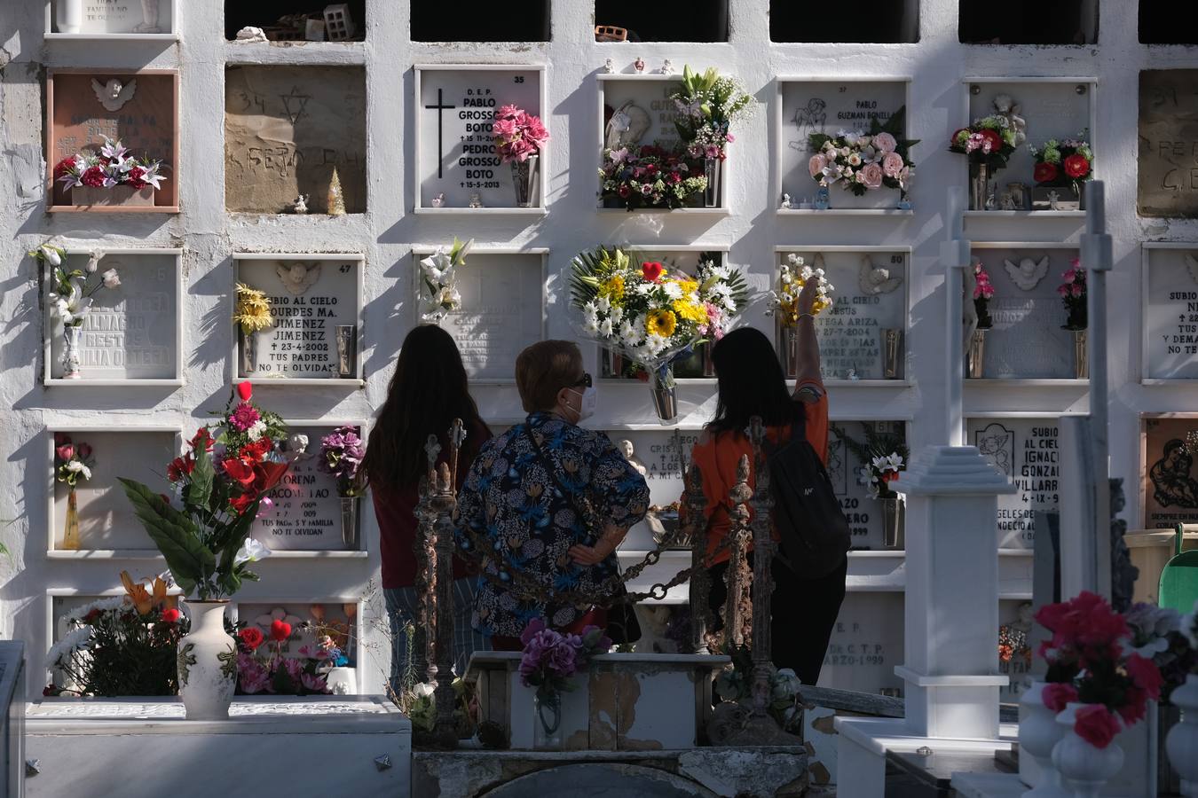 FOTOS: Tosantos, el recuerdo de los seres queridos en los cementerios de Cádiz