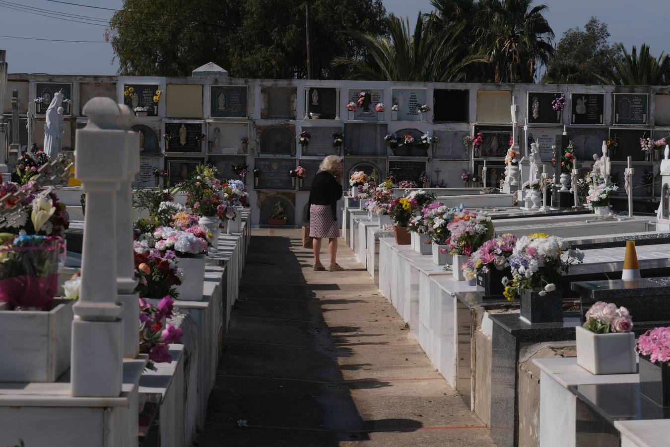 FOTOS: Tosantos, el recuerdo de los seres queridos en los cementerios de Cádiz