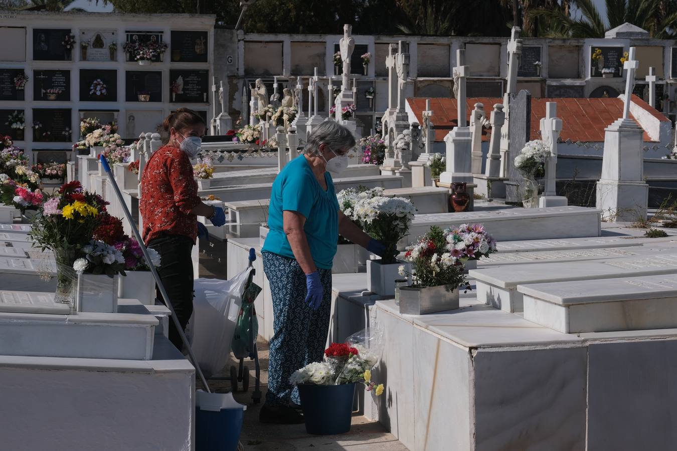 FOTOS: Tosantos, el recuerdo de los seres queridos en los cementerios de Cádiz