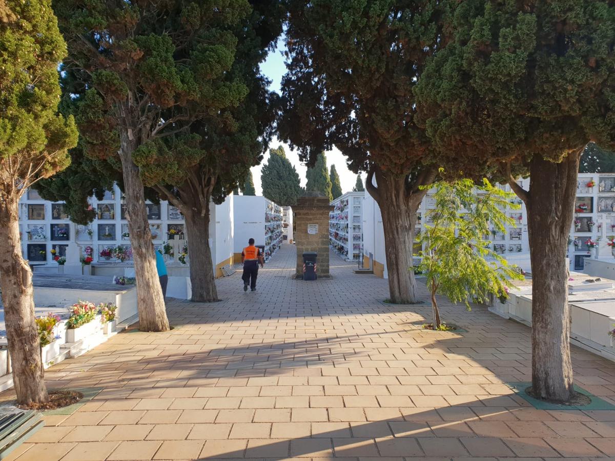 FOTOS: Tosantos, el recuerdo de los seres queridos en los cementerios de Cádiz