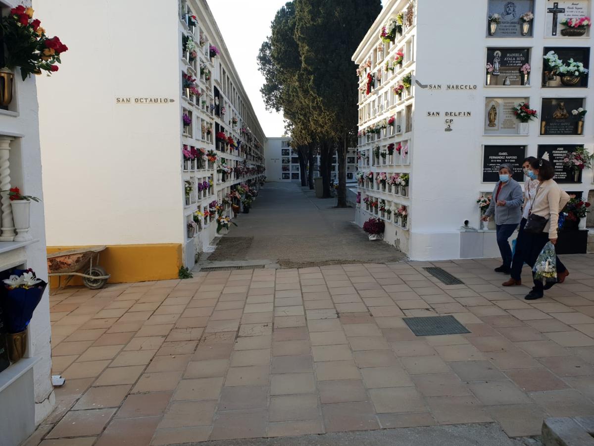 FOTOS: Tosantos, el recuerdo de los seres queridos en los cementerios de Cádiz