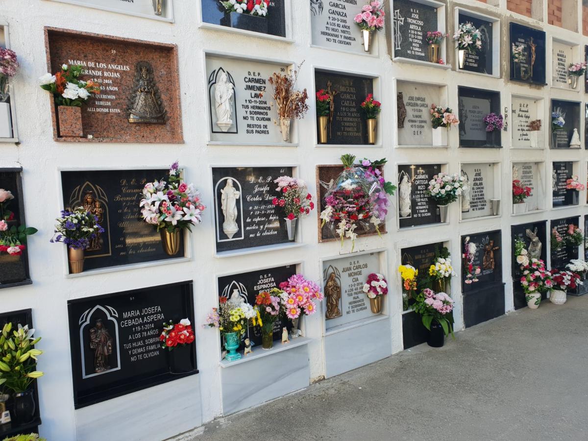 FOTOS: Tosantos, el recuerdo de los seres queridos en los cementerios de Cádiz