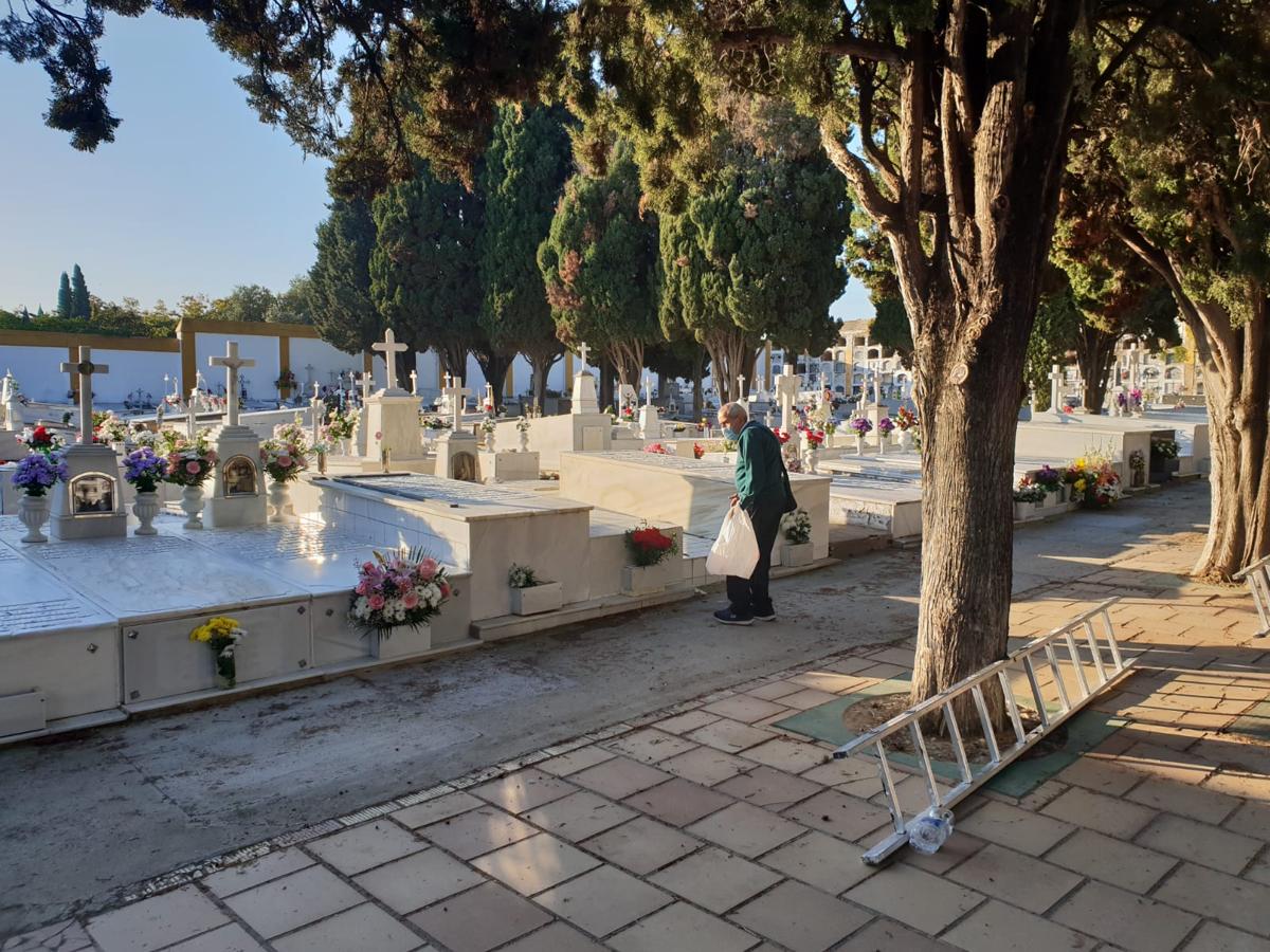 FOTOS: Tosantos, el recuerdo de los seres queridos en los cementerios de Cádiz