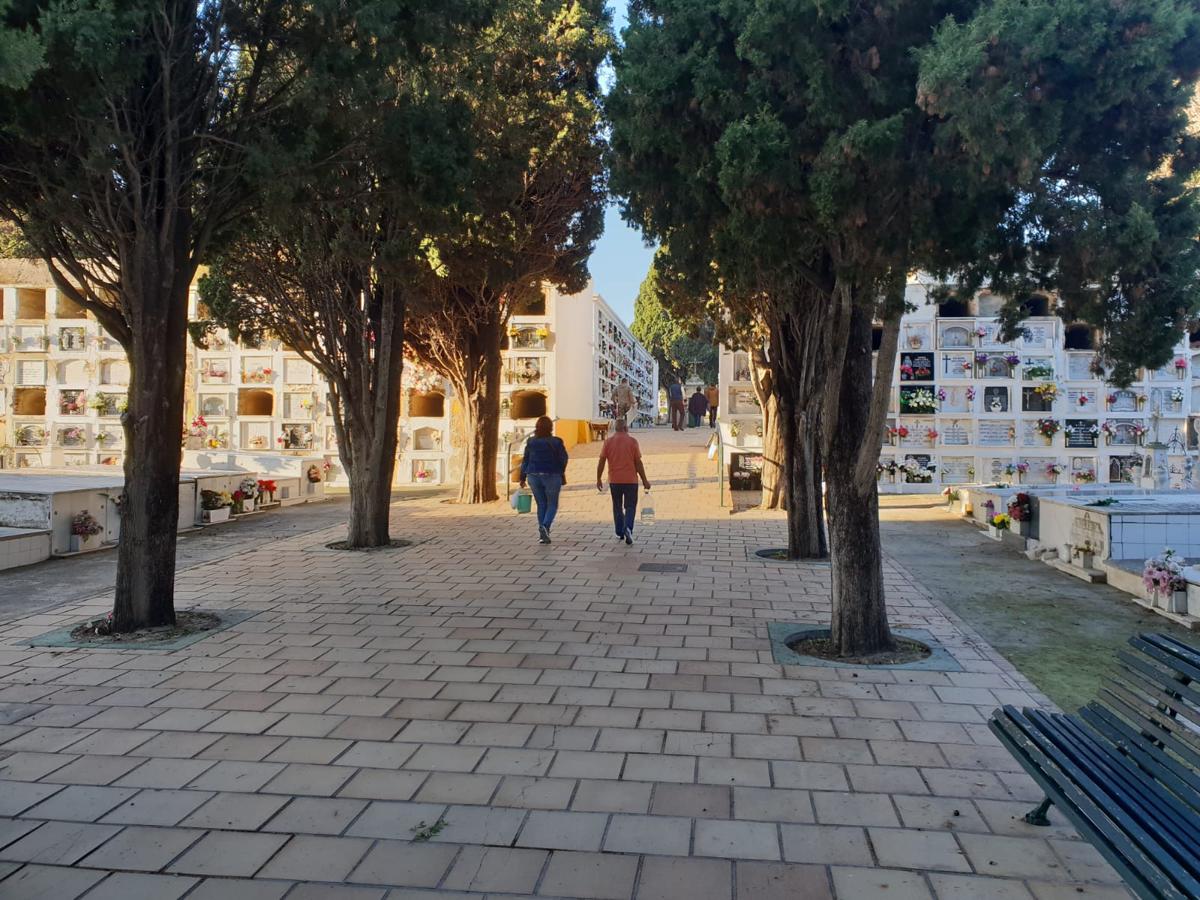 FOTOS: Tosantos, el recuerdo de los seres queridos en los cementerios de Cádiz