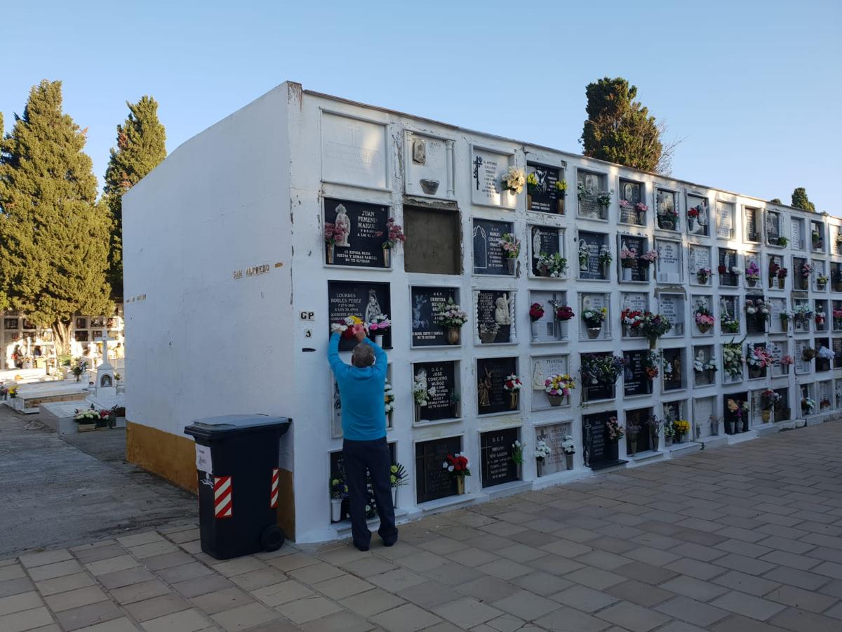 FOTOS: Tosantos, el recuerdo de los seres queridos en los cementerios de Cádiz