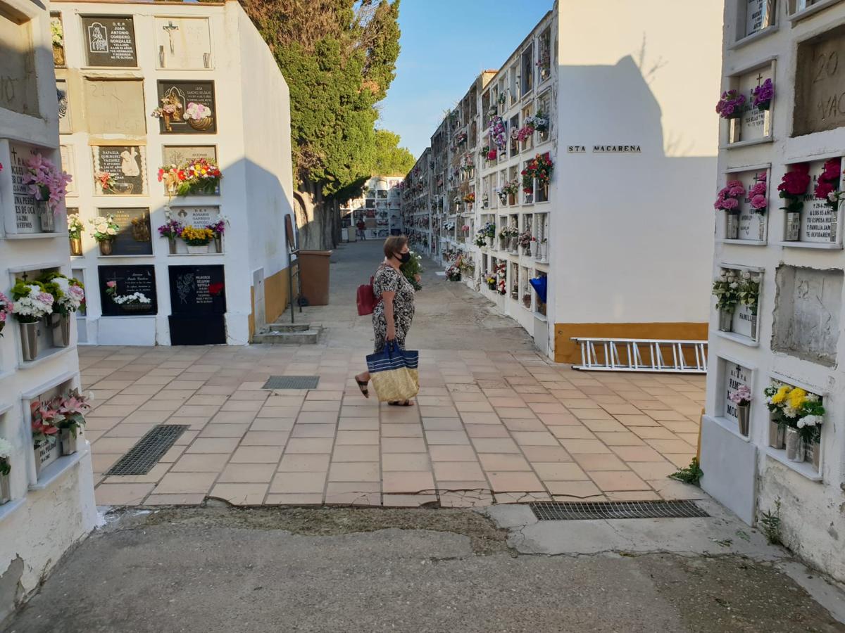 FOTOS: Tosantos, el recuerdo de los seres queridos en los cementerios de Cádiz