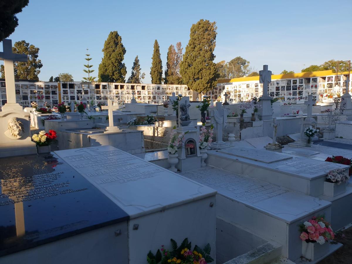 FOTOS: Tosantos, el recuerdo de los seres queridos en los cementerios de Cádiz