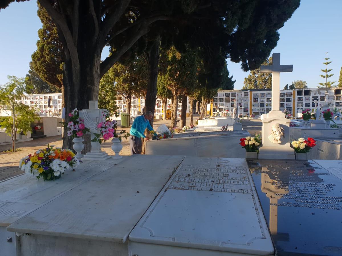 FOTOS: Tosantos, el recuerdo de los seres queridos en los cementerios de Cádiz