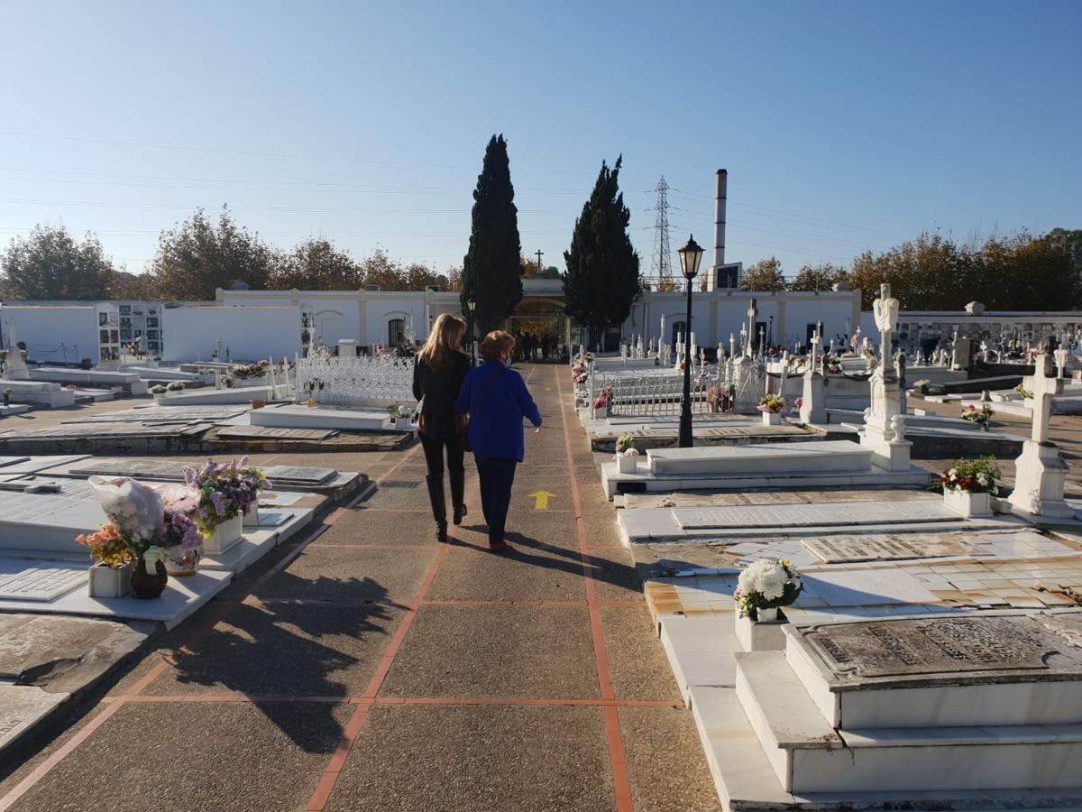 FOTOS: Tosantos, el recuerdo de los seres queridos en los cementerios de Cádiz