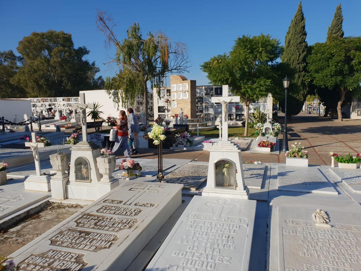 FOTOS: Tosantos, el recuerdo de los seres queridos en los cementerios de Cádiz