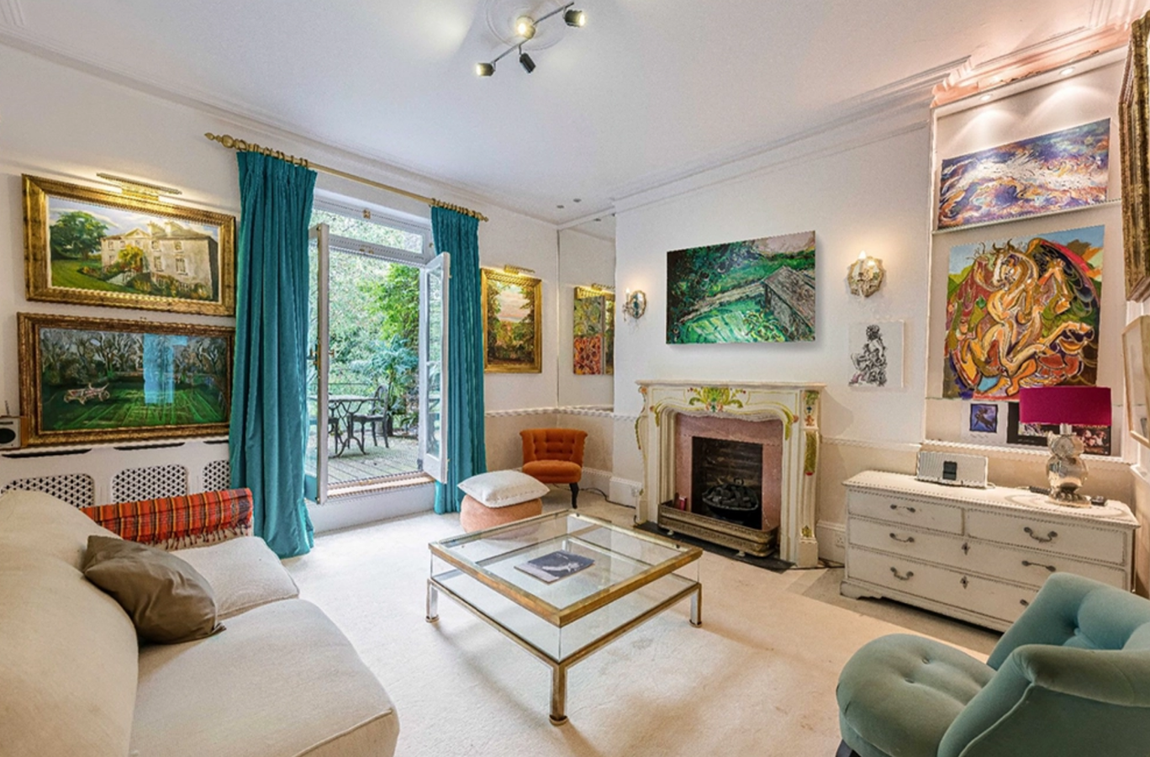 Así es el adosado de Ronnie Wood. Por toda la casa se reparten diferentes y llamativas alfombras, desde modelos lisos en rojo, hasta una gigante de un reloj, diseños que contrastan con las cortinas, también coloridas, en tonos naranjas o verdes.