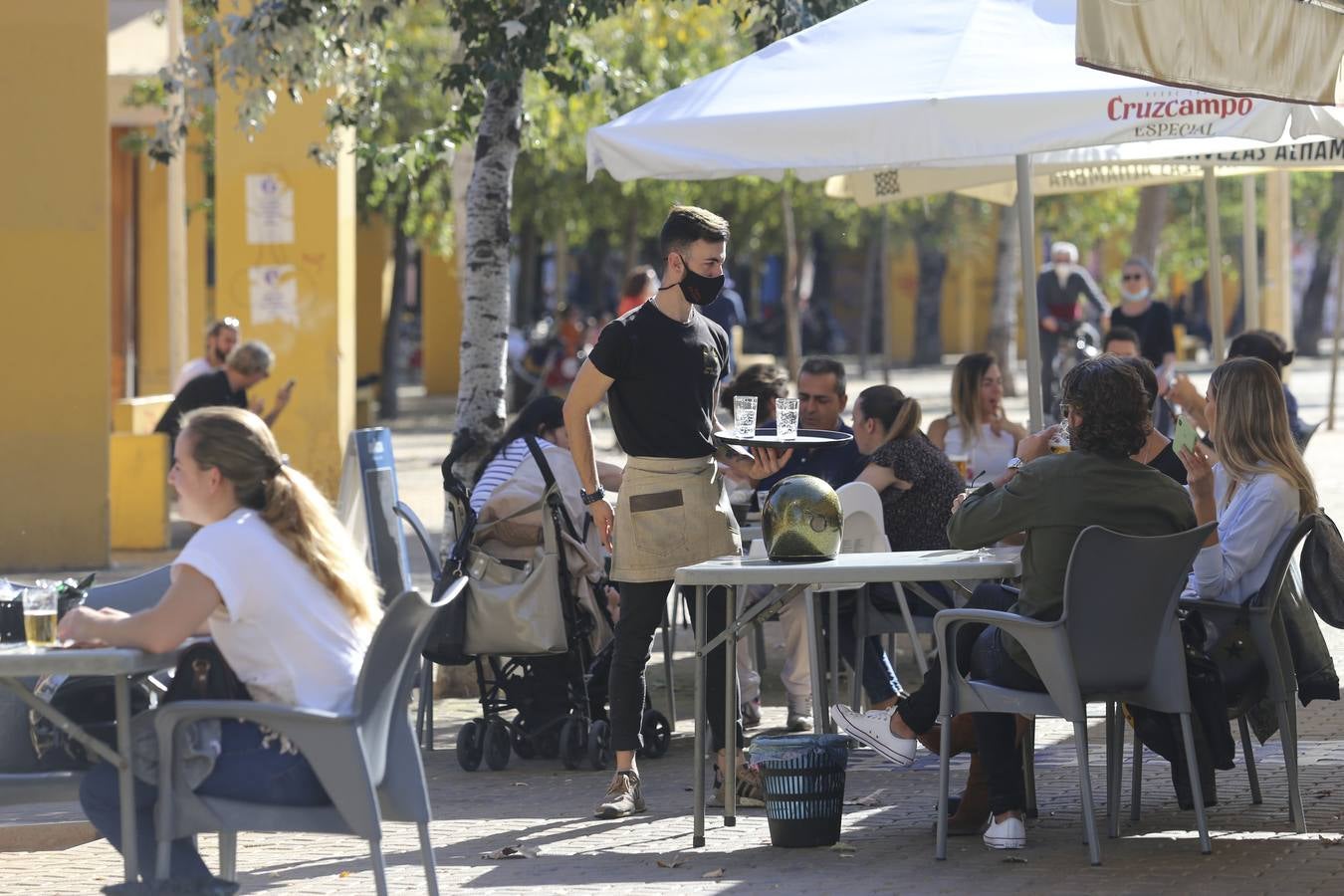 El buen tiempo y el toque de queda llenan las terrazas de Sevilla durante el puente