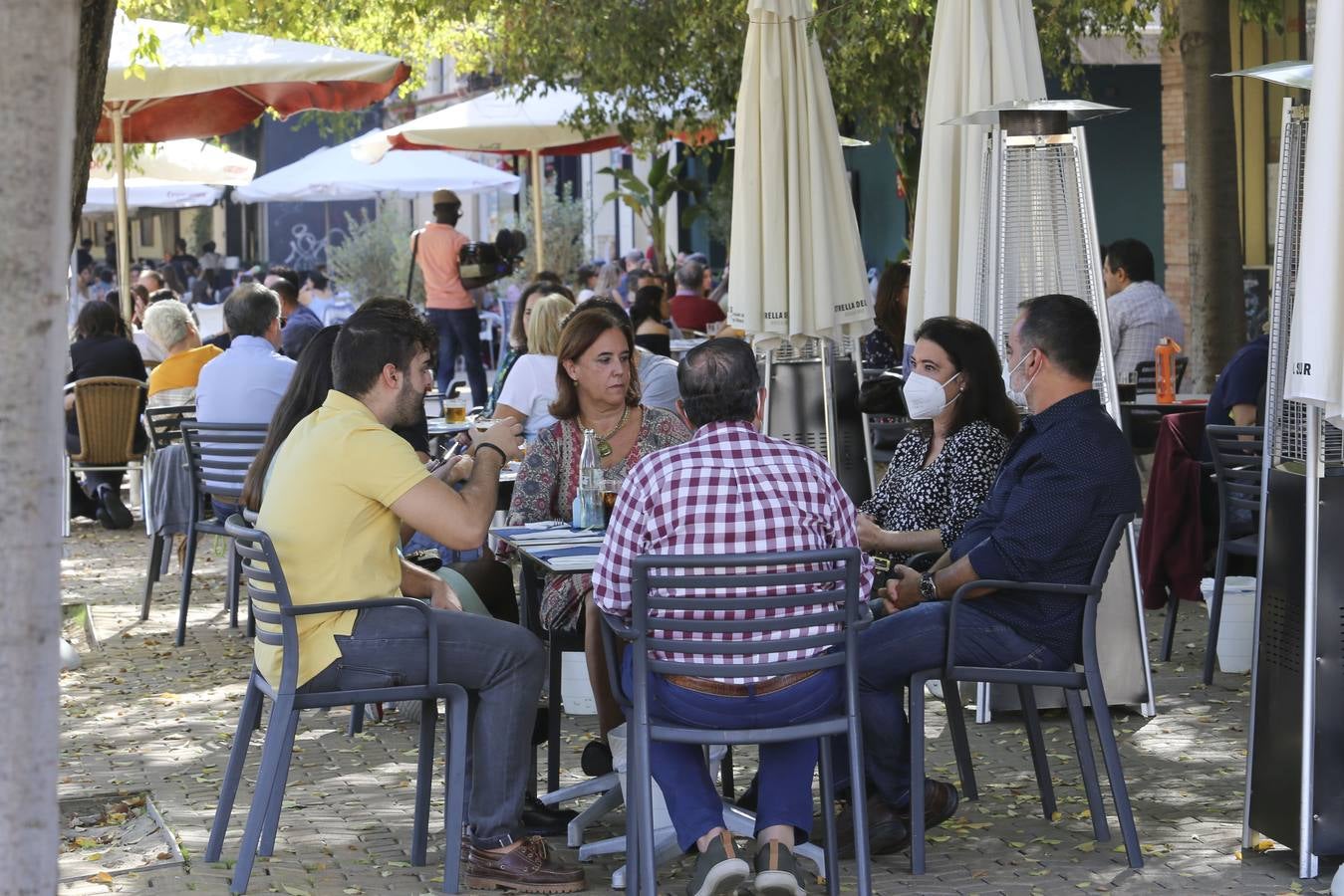 El buen tiempo y el toque de queda llenan las terrazas de Sevilla durante el puente