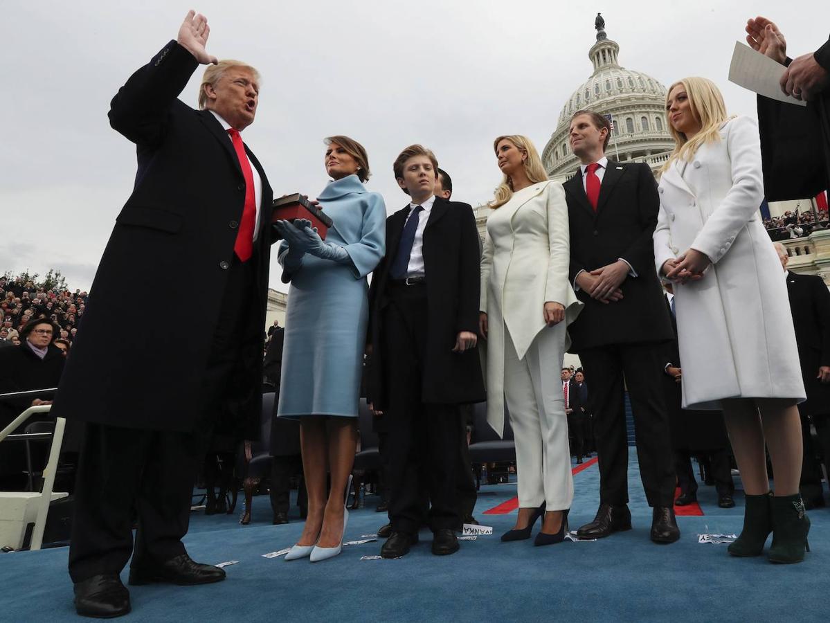 El mandatario toma posesión de su cargo jurando sobre la Biblia que sostiene su esposa, Melania Trump, ante la atenta mirada de sus hijos: Barron, Ivanka, Eric y Tiffany.. 