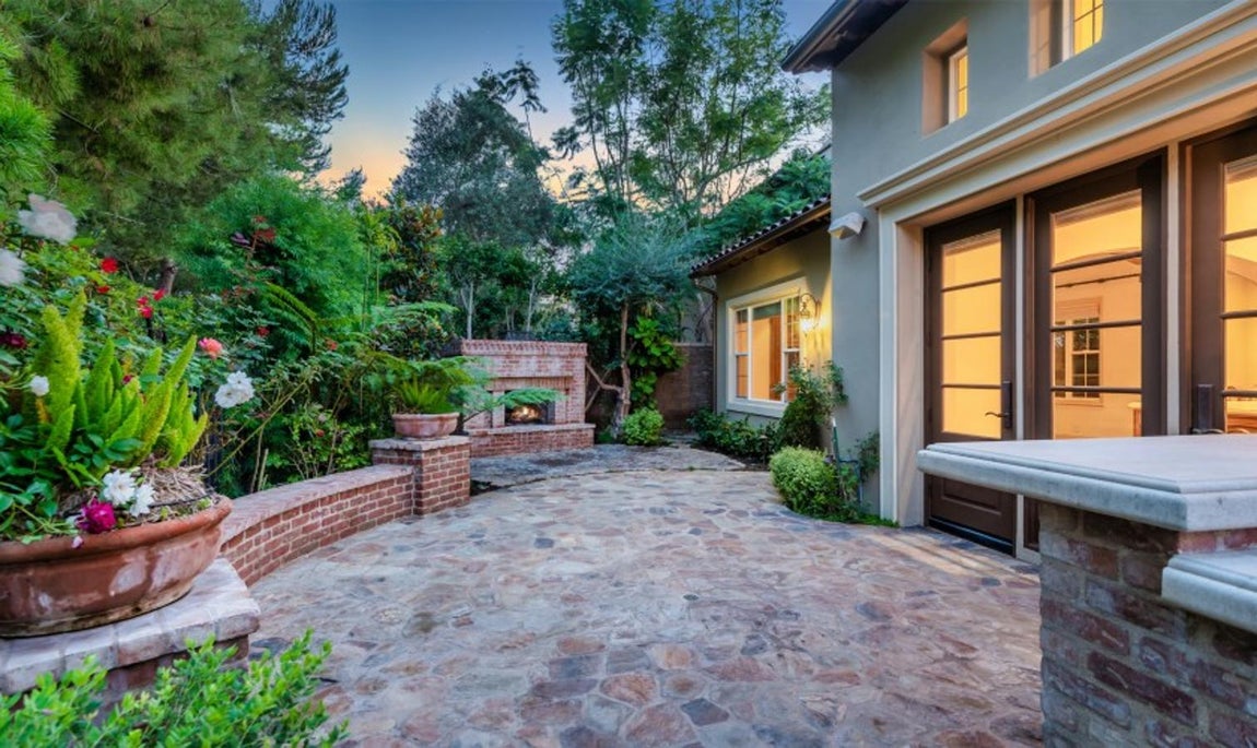 La casa californiana de Kobe Bryant vendida por 2 millones. Además del jardín principal, cuenta con un patio interior de piedra muy acogedor, perfecto para acoger invitados y que se celebren todo tipo de cenas o eventos.