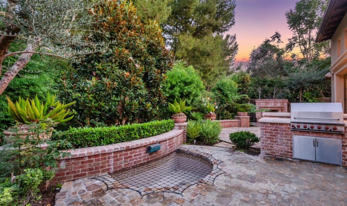 La casa californiana de Kobe Bryant vendida por 2 millones. No falta tampoco una barbacoa, una pequeña cancha de baloncesto y una piscina con hidromasaje.