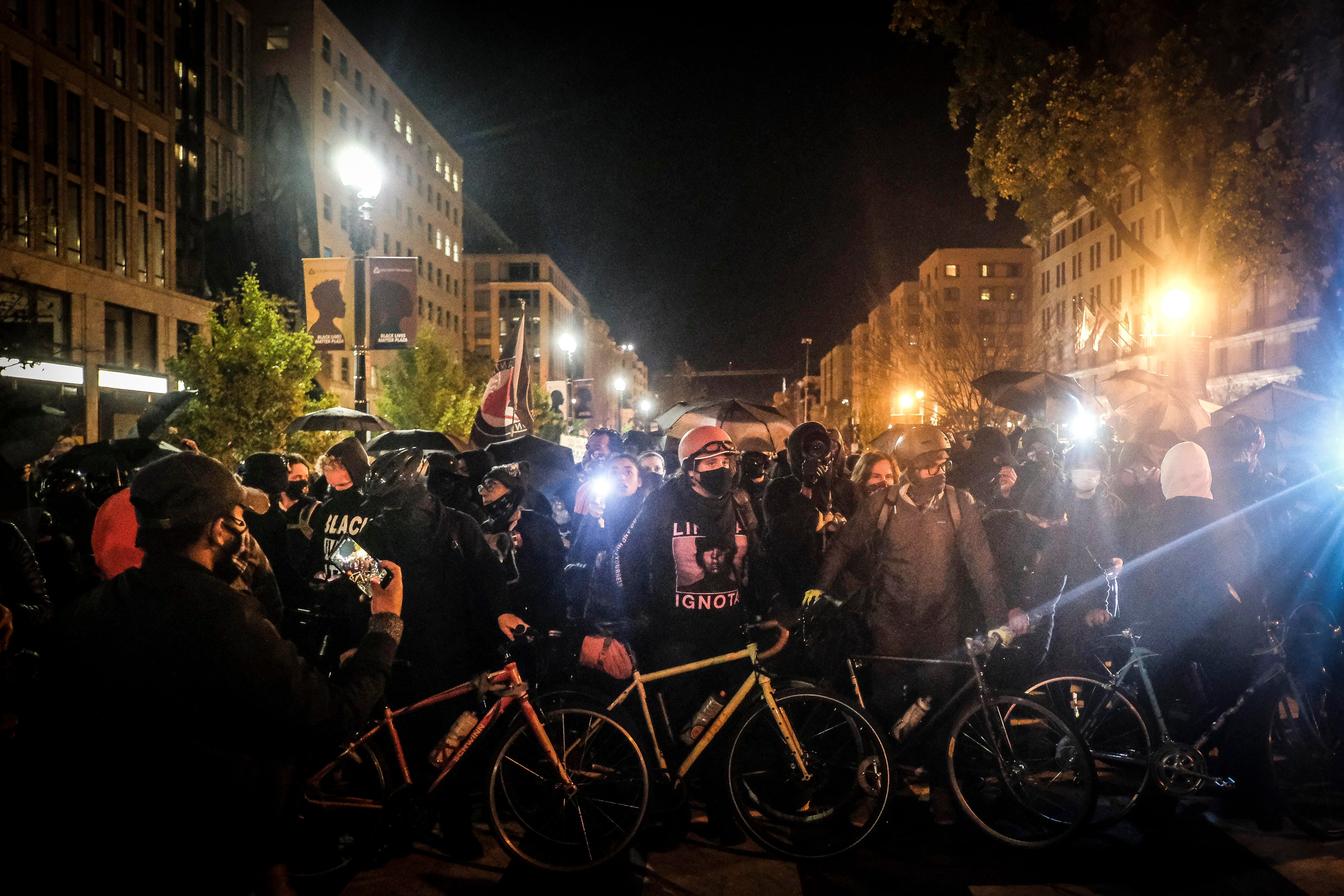 Simpatizantes de «Black Lives Matter» protestan frente a la Casa Blanca la noche electoral contra Trump. 