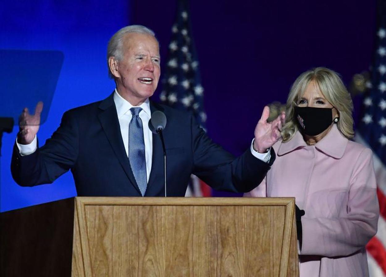 Jill Biden observa a su marido, Joe Biden, hablar durante la noche de las elecciones en el Chase Center en Wilmington, Delaware. 