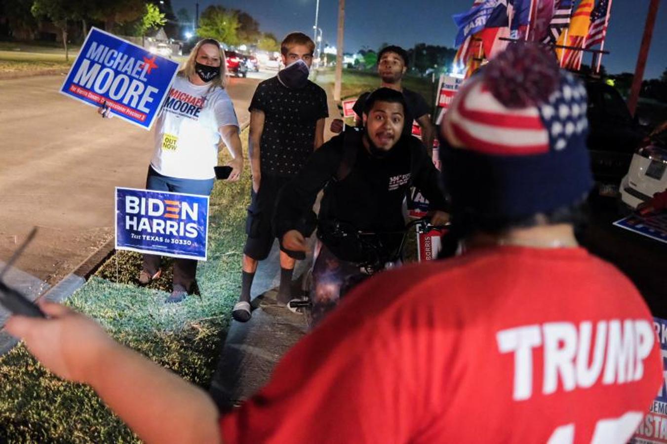 Partidarios de Biden se enfrentan a un partidario de Trump a las afueras de un centro de votación en Houston, Texas. 