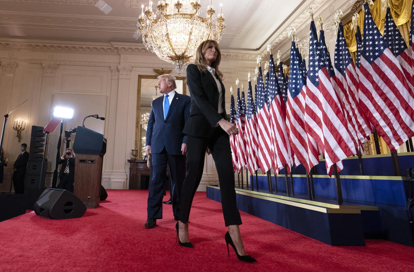 Melania Trump abandona el lugar en el que su marido se ha proclamado vencedor, seguida de este. 