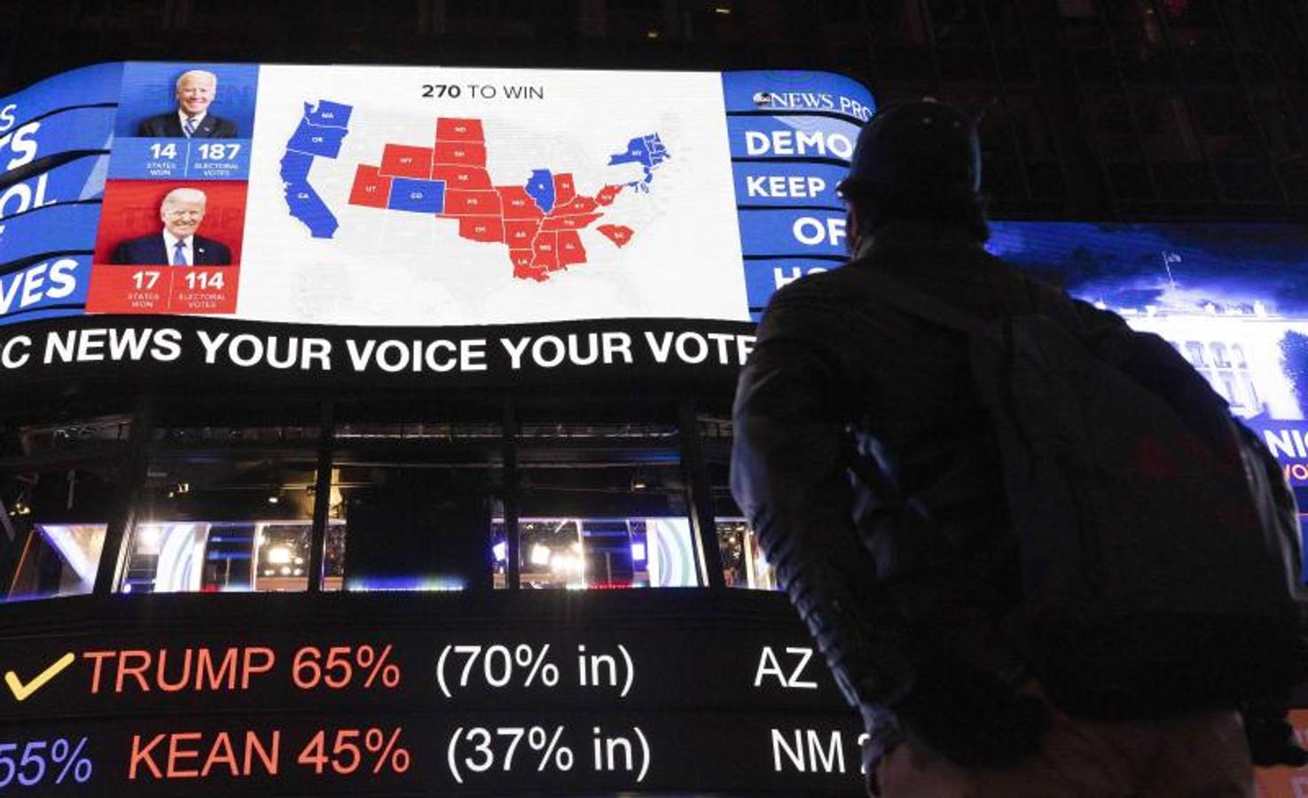 La gente se reúne para ver los resultados de las elecciones presidenciales en una pantalla en Times Square en Nueva York. 