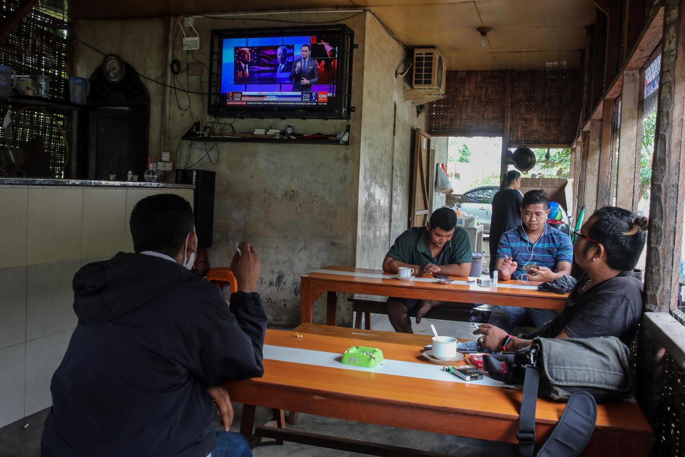 En Sumatra también siguen la lucha electoral desde un local de comida. 