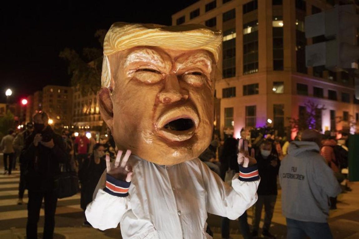 Una mujer lleva una máscara que representa al presidente de los EE.UU. Donald Trump en el Black Lives Matter Plaza (Washington). 