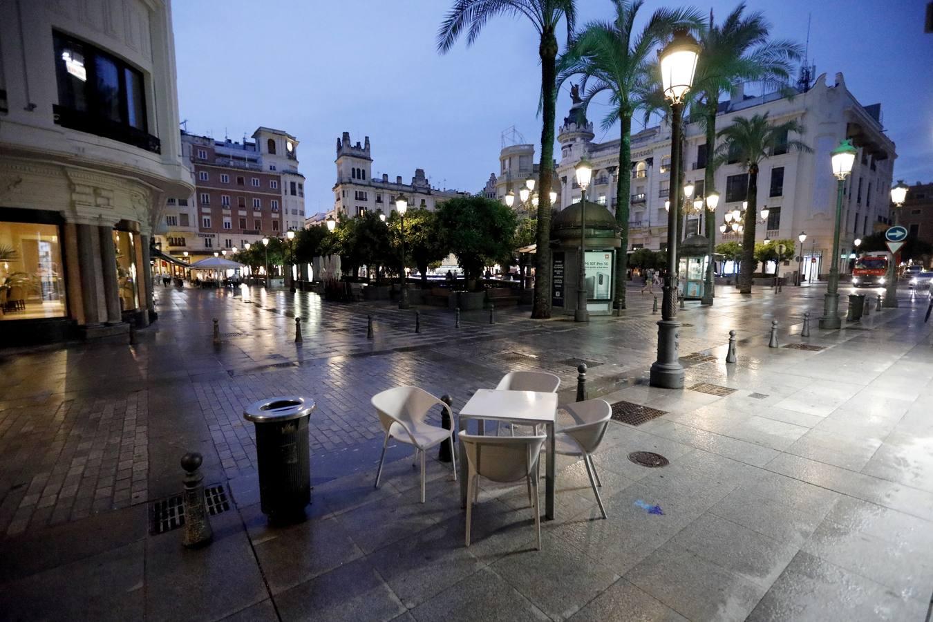 Córdoba desértica a última hora de la tarde, en imágenes