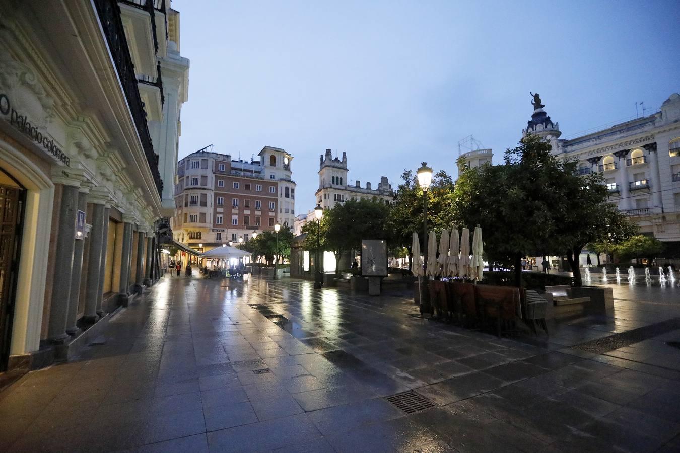 Córdoba desértica a última hora de la tarde, en imágenes