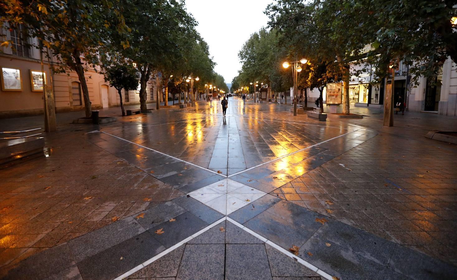 Córdoba desértica a última hora de la tarde, en imágenes