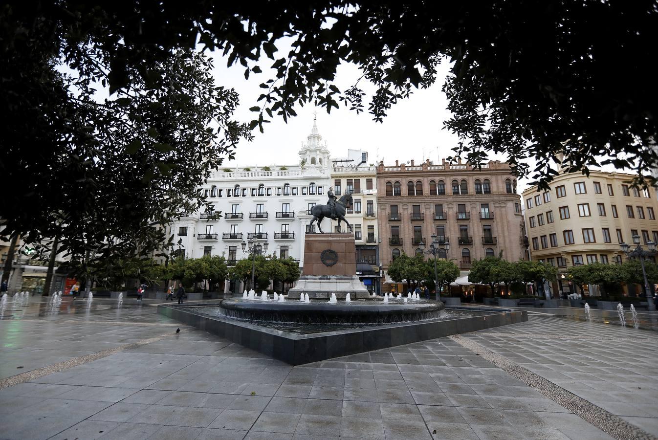 Córdoba desértica a última hora de la tarde, en imágenes