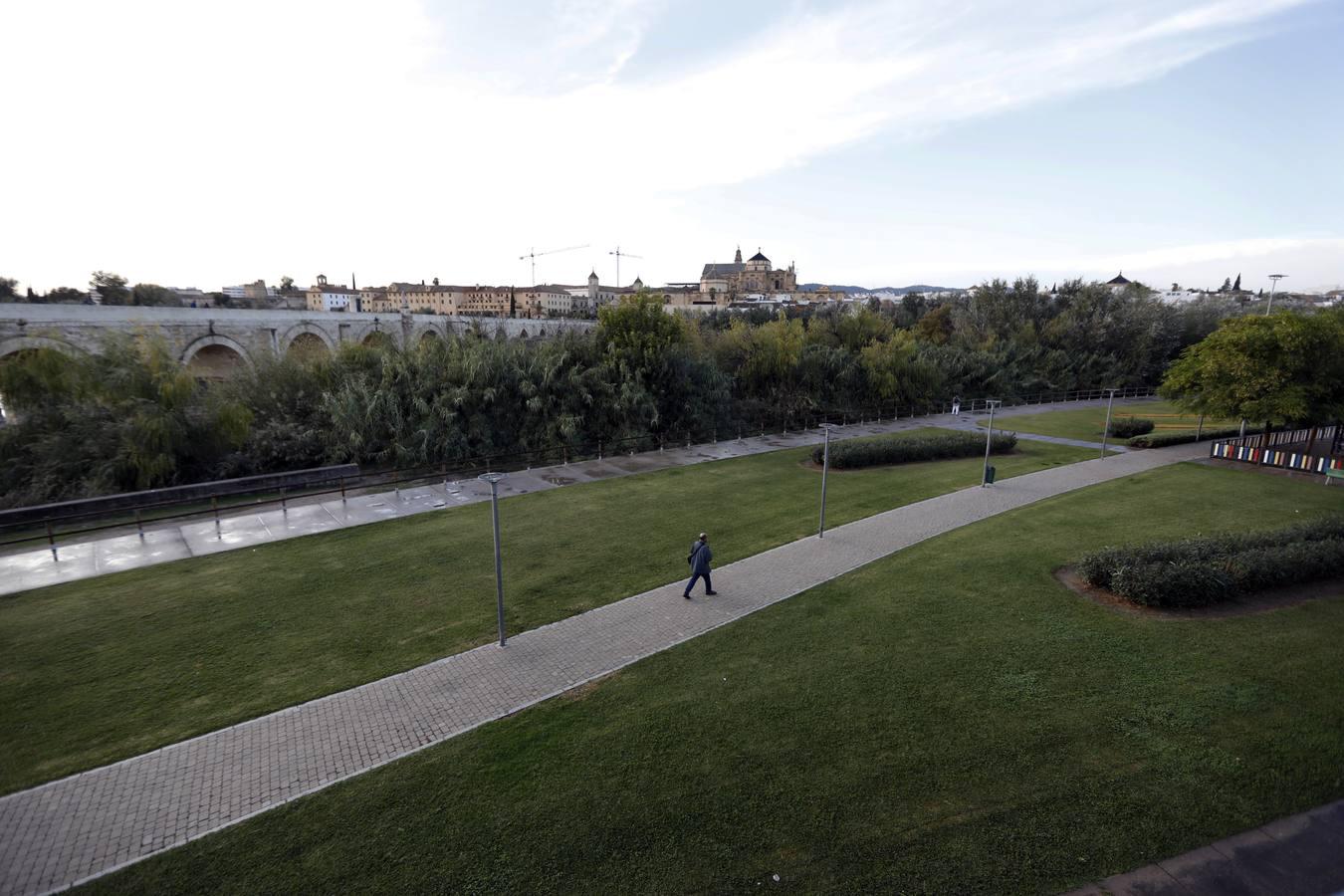 Córdoba desértica a última hora de la tarde, en imágenes