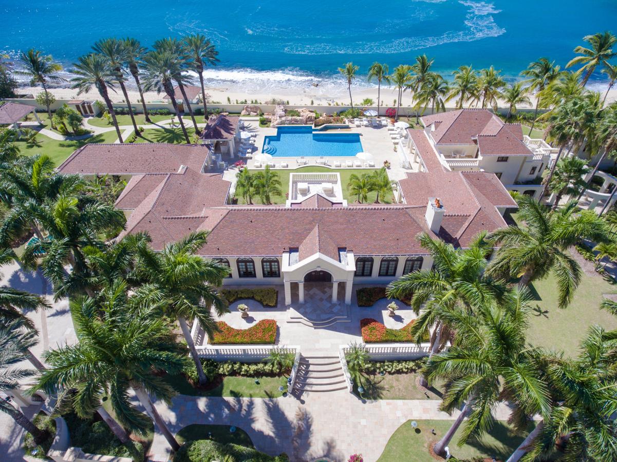 La mansión caribeña de Donald Trump reconvertida en Resort. La mansión se construyó en el año 2000 y está inspirada en los edificios franceses, de ahí que ahora se llame “Château des Palmiers”. Situada a pie de playa y rodeada de una extensa vegetación, es el lugar ideal para los que desean desconectar de la vida en la ciudad.