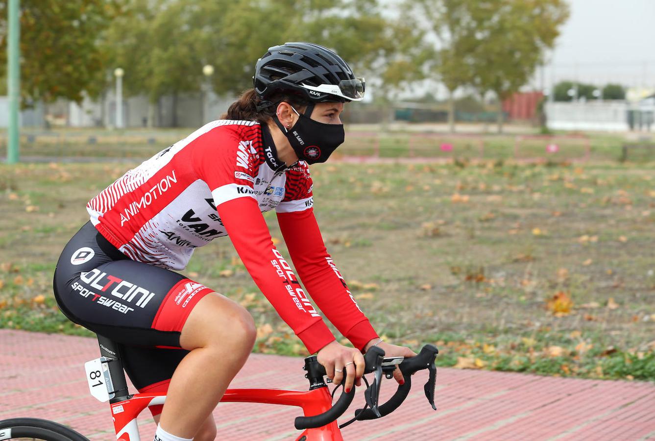 La salida de la Vuelta Ciclista Femenina a España, en imágenes