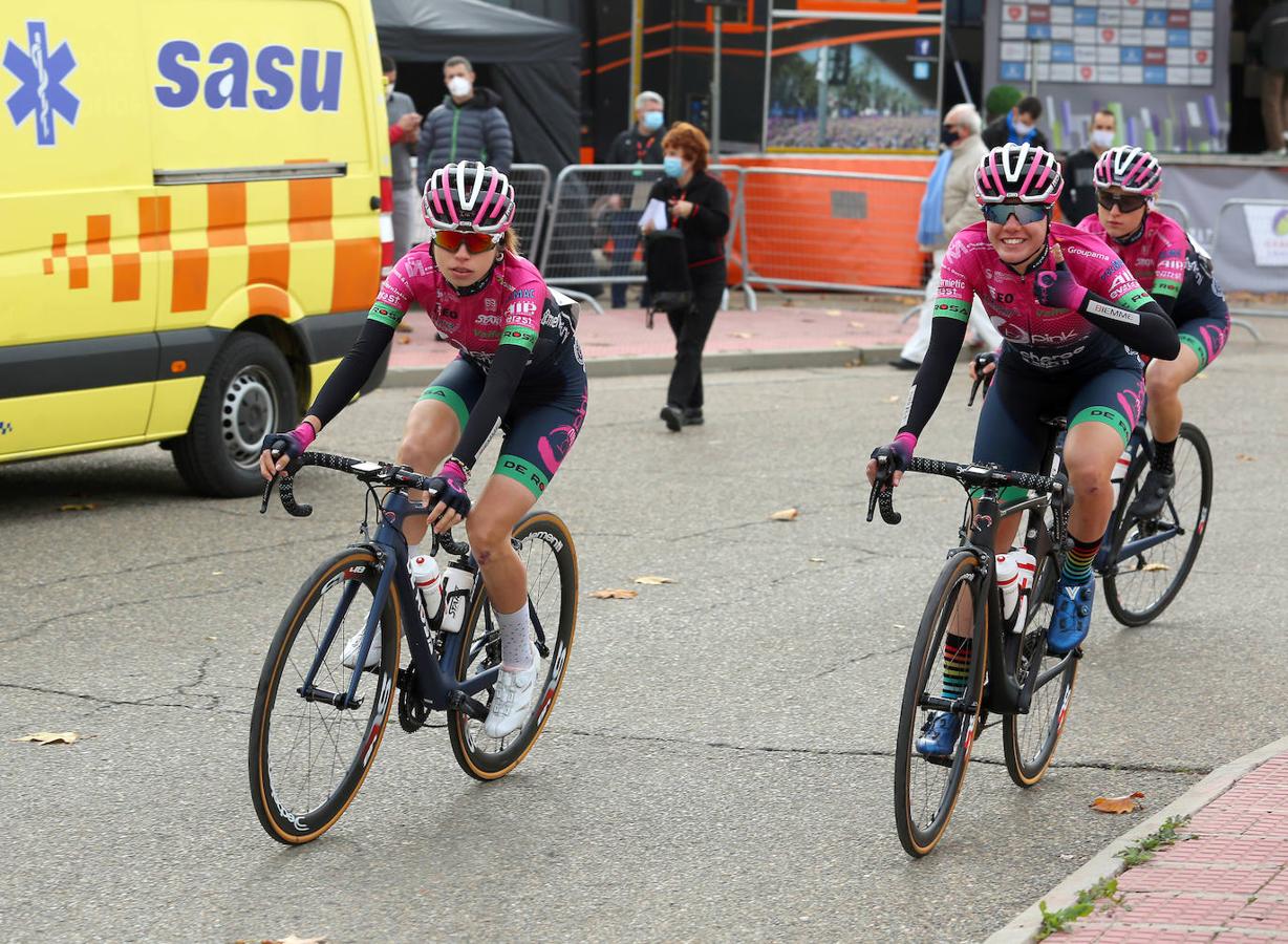 La salida de la Vuelta Ciclista Femenina a España, en imágenes