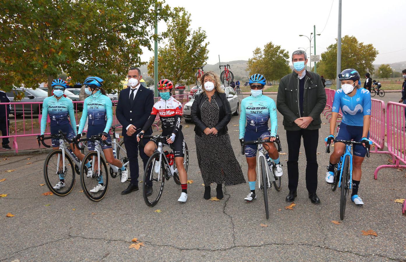 La salida de la Vuelta Ciclista Femenina a España, en imágenes