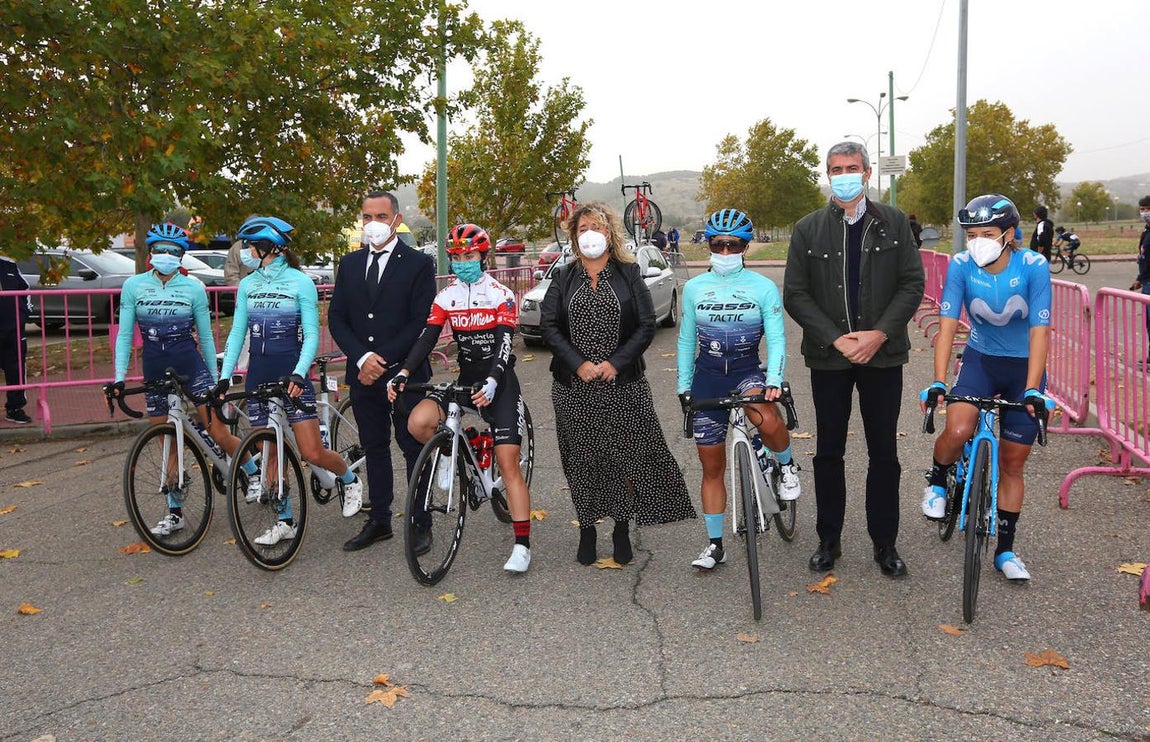 La salida de la Vuelta Ciclista Femenina a España, en imágenes