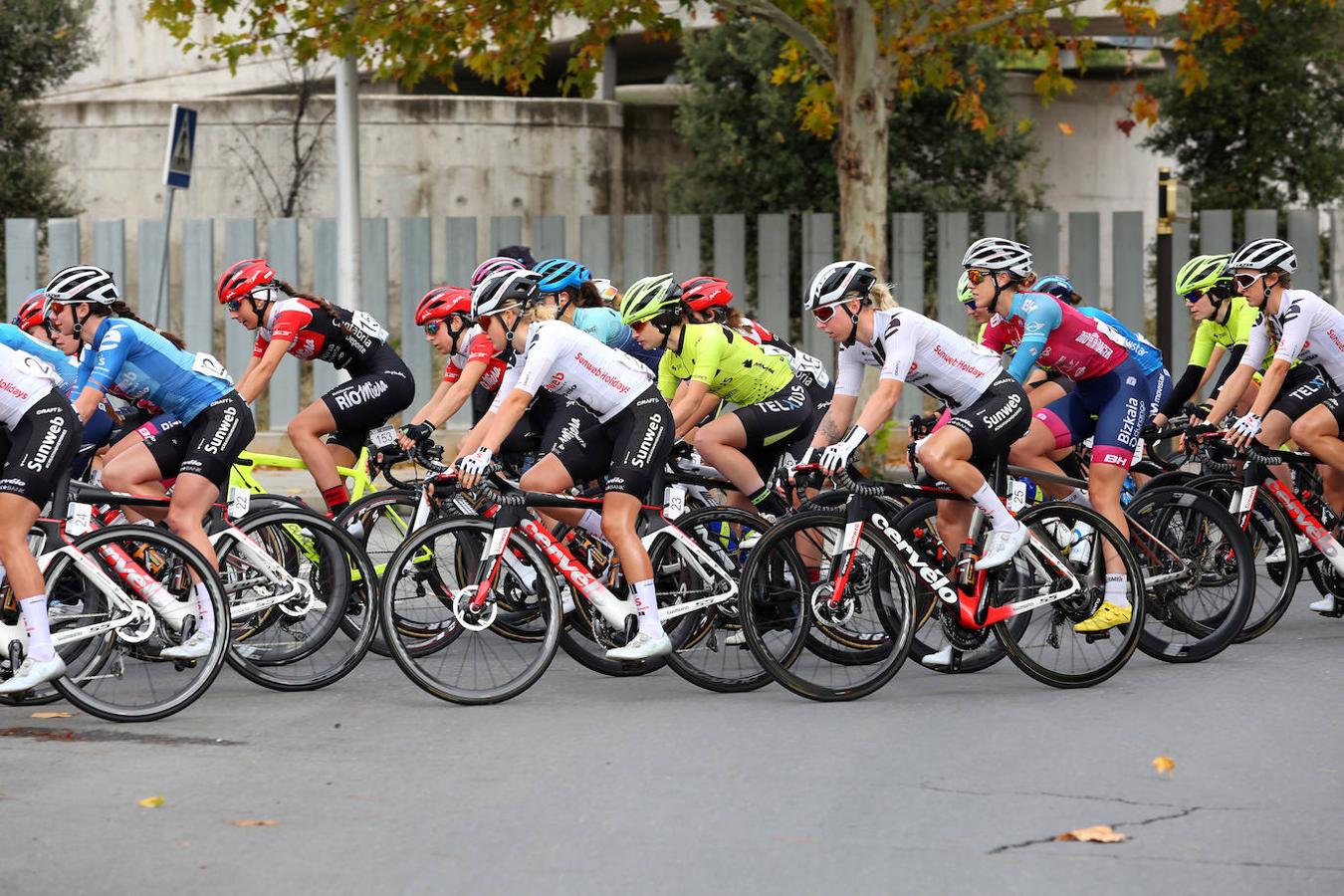 La salida de la Vuelta Ciclista Femenina a España, en imágenes